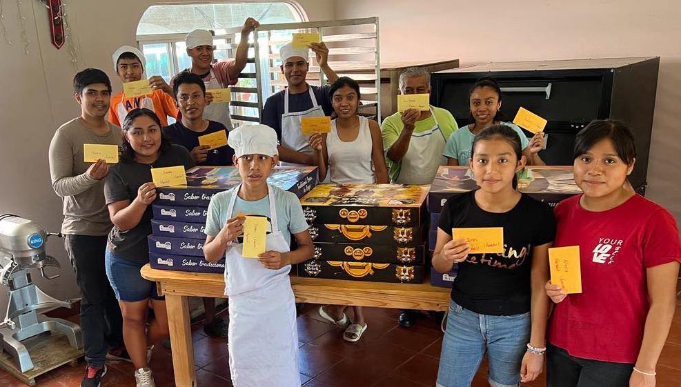 Roscas de amor y los pequeños reyes magos de la Casa Hogar Harvest